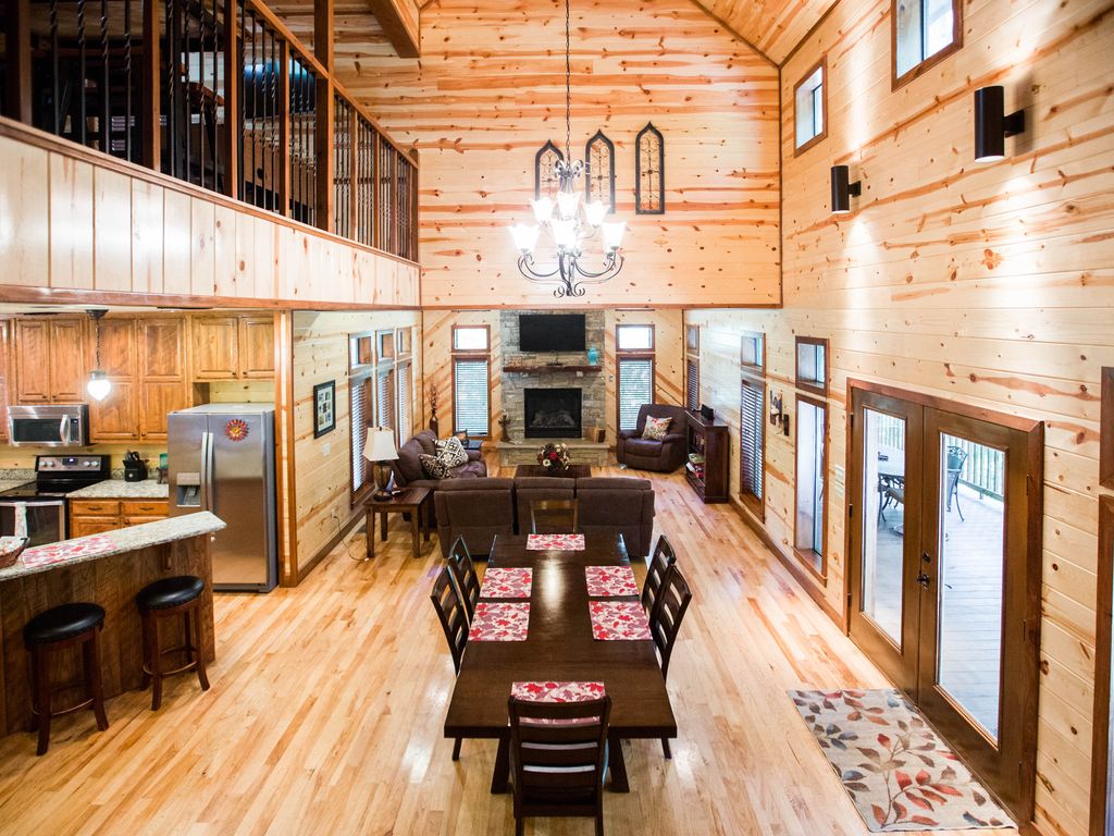 Treasured Times Luxury Cabin! Open Floor Plan! 3BR 2 1/2